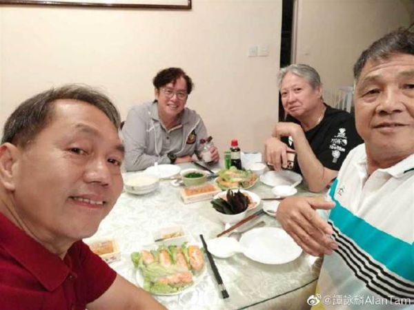 網(wǎng)驚洪金寶看起來(lái)比譚詠麟老許多。(圖／翻攝自譚詠麟微博)