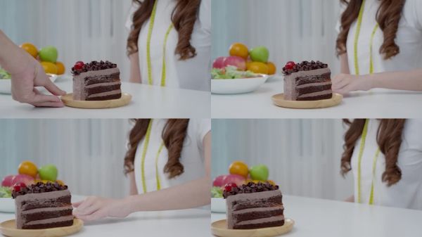 美女苗條女身迷糊巧克力蛋糕。餐廳女性實(shí)現(xiàn)健康生活減肥目標(biāo)，瘋狂瘦身，細(xì)腰，營(yíng)養(yǎng)師。飲食，體型。