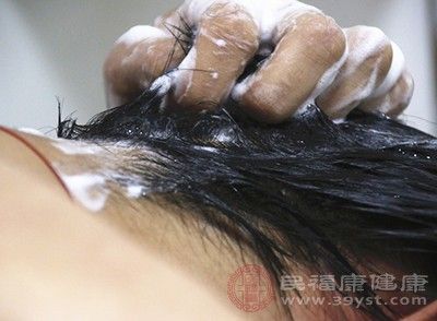 一些人的頭皮比較油膩，會頻繁的洗頭