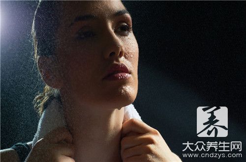 喝熱水出汗是怎么回事