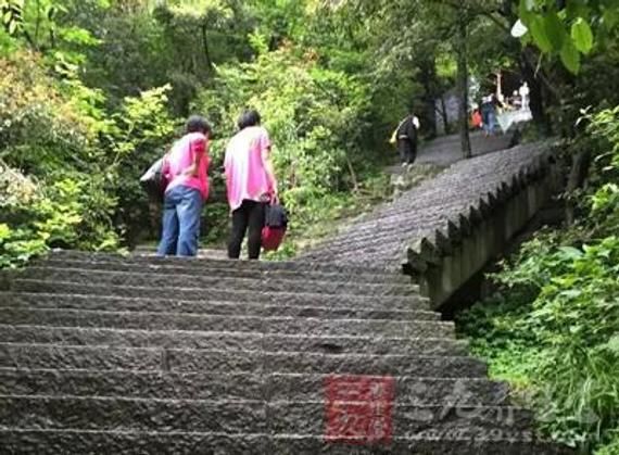 體力問題最需要關注，那么在登山過程中如何節(jié)省體力呢？