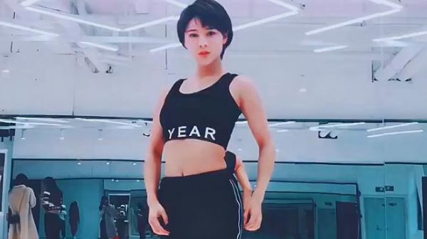 瘦腰腹：這組上下運(yùn)動(dòng)加上左右扭胯，專瘦大肚腩！