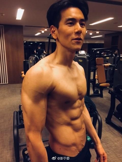 体重曾180斤的彭于晏,是怎么瘦下来的?答:坚持运动健身