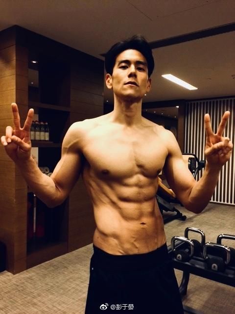 体重曾180斤的彭于晏,是怎么瘦下来的?答:坚持运动健身