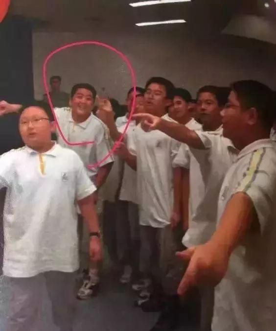 文澜中学的小胖墩，长大帅成彭于晏！暴瘦60斤变男神，马上可出道