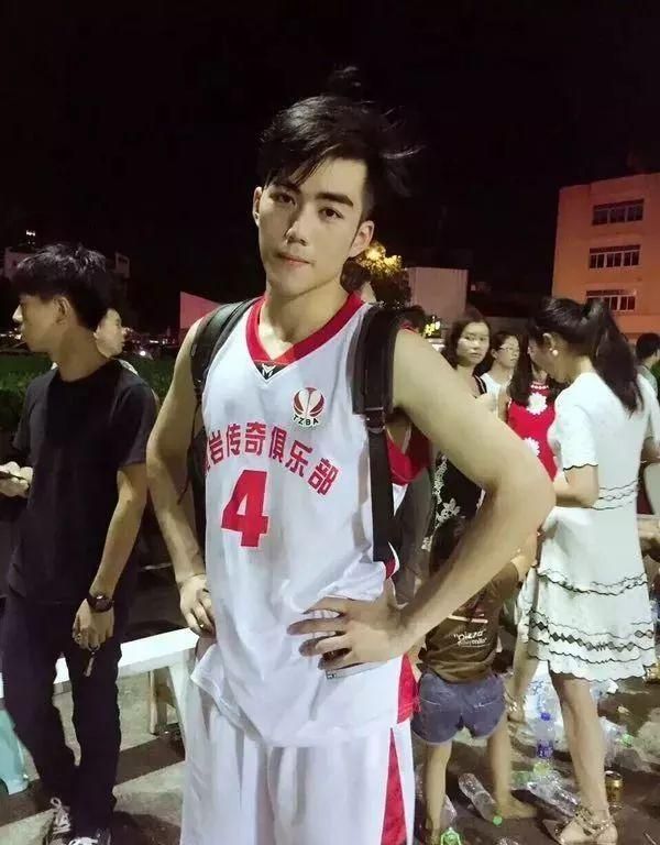 文澜中学的小胖墩，长大帅成彭于晏！暴瘦60斤变男神，马上可出道
