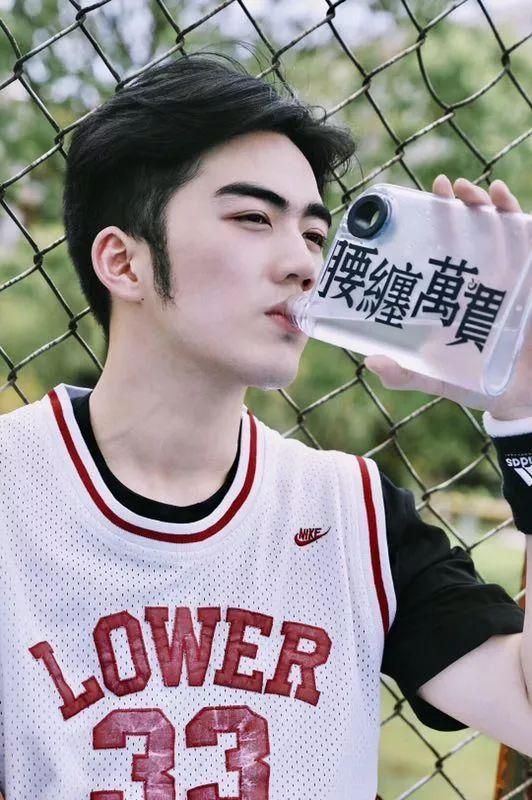 文澜中学的小胖墩，长大帅成彭于晏！暴瘦60斤变男神，马上可出道