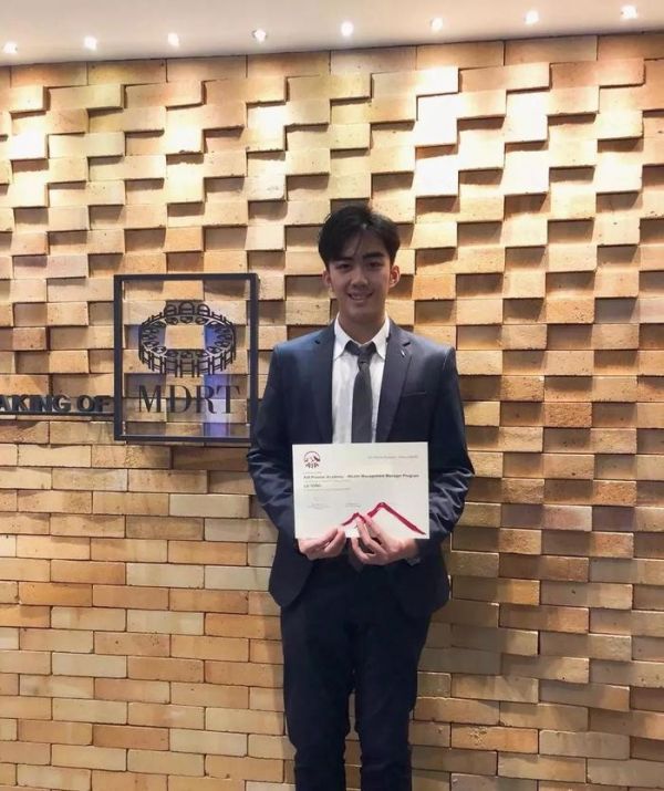 文澜中学的小胖墩，长大帅成彭于晏！暴瘦60斤变男神，马上可出道