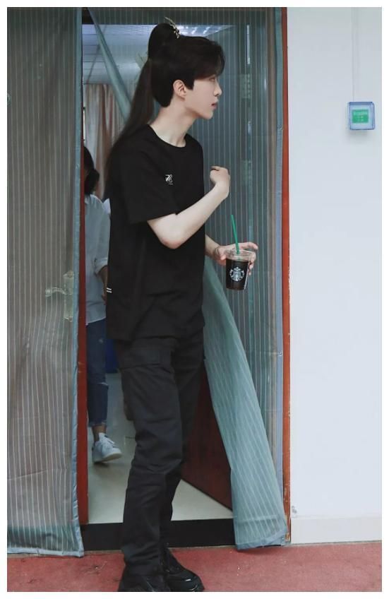 王一博，瘦成“紙片人”還在減肥，坦言：戒掉了5種食物