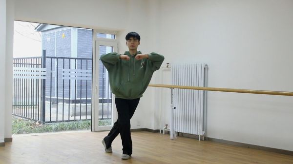 2天瘦一斤,每天坚持原地扩胸踮脚尖运动,简单好学