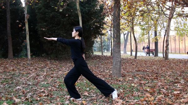 每天坚持原地单手叉腰,双腿分开,单腿弯曲,有效瘦大腿和手臂