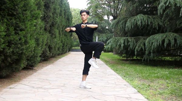 主要瘦大腿和肚子,每天坚持原地旋转扭腰抬腿即可