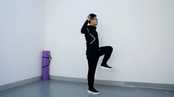 每天坚持原地抬腿,暴瘦全身,瘦成筷子腿