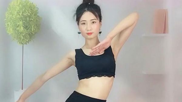 瘦肚子：媳婦大清早就在家做這運動，還說什么減肥，我才不信！