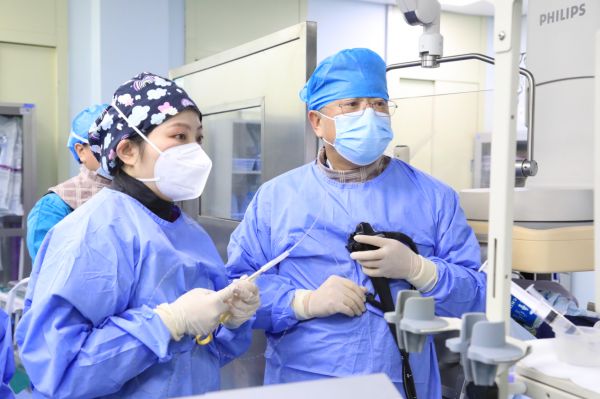 泰康仙林鼓樓醫(yī)院院長鄒曉平開展ERCP手術