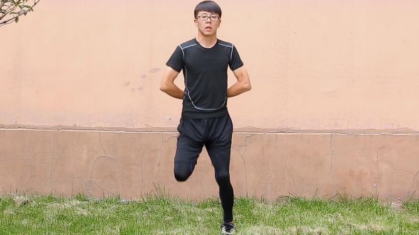 早上空腹扭胯擺臂，瘦得特別快，不用節(jié)食減掉內(nèi)臟脂肪
