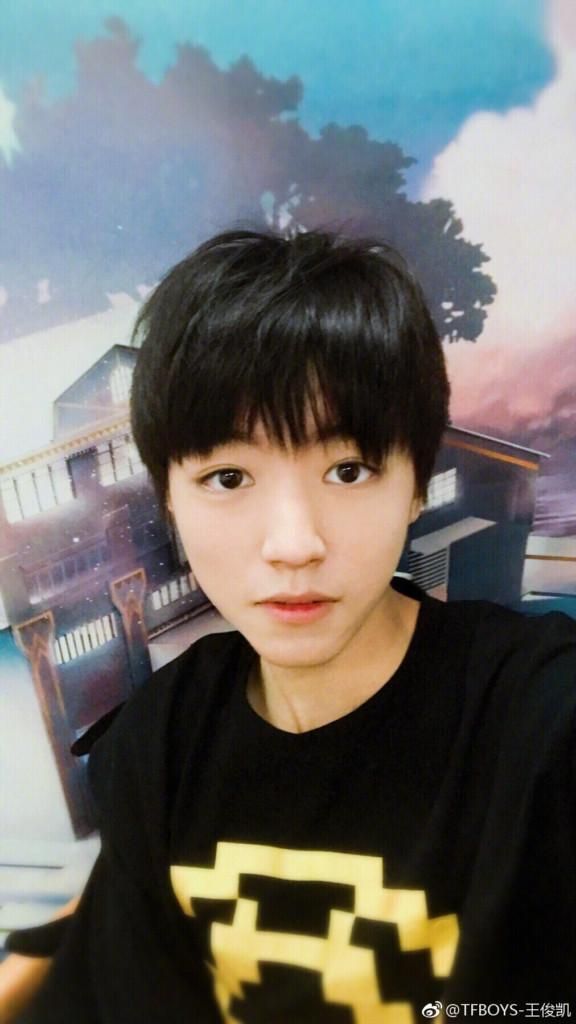 王俊凱被央視采訪，無敵的素顏殺來了！小凱瘦的讓人心疼