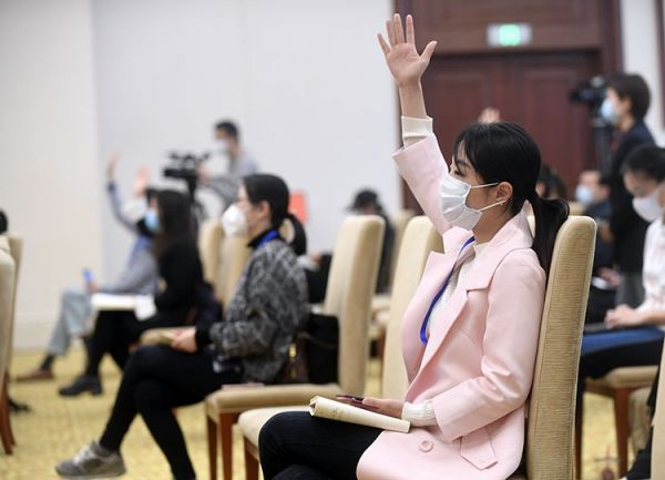  發(fā)布會上記者提問。