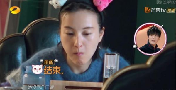 吳昕起床先做瘦腿運(yùn)動(dòng)，一天一餐只吃幾口，拼命減肥昕爸很心疼