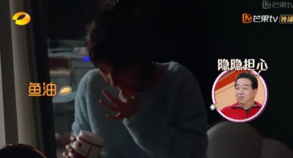吳昕起床先做瘦腿運(yùn)動(dòng)，一天一餐只吃幾口，拼命減肥昕爸很心疼