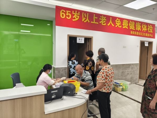 醫(yī)護人員為老年人體檢