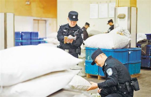 民警在企業(yè)走訪。（市公安局供圖）