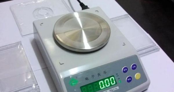 電子秤不準(zhǔn)的原因及校正方法（電子秤誤差分析與校正技巧，讓你的稱重更準(zhǔn)確）