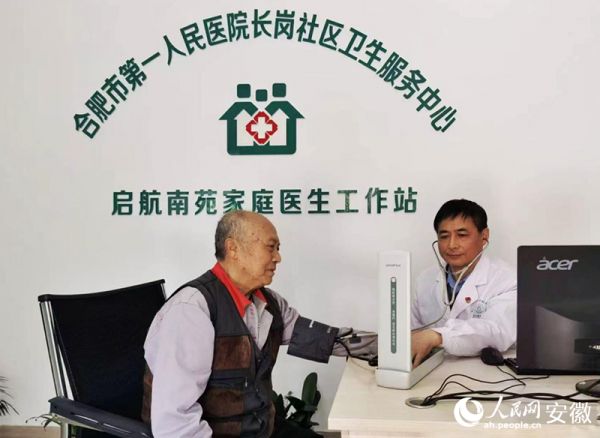 啟航南苑家庭醫(yī)生工作站內(nèi)，醫(yī)生給居民測量血壓。人民網(wǎng)記者 周坤攝