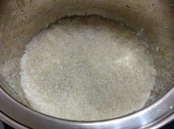 step1: 內(nèi)膽I放進(jìn)『智營(yíng) . 金』低糖健康蒸飯煲裡， 將米洗淨(jìng)放在內(nèi)膽II然後疊在內(nèi)膽I上， 加水（水的分量與米面持平）