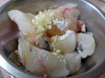 step3: 石斑肉切厚片（約1.5cm厚）， 下醃料撈勻備用（ 下所有醃料撈勻後最後才下生油）