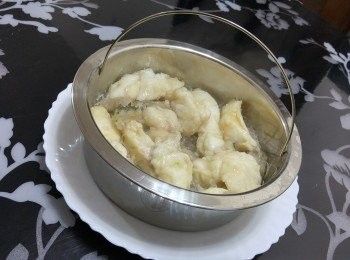 step6: 用手提小心取出內(nèi)膽III， 放在碟上， 放上蔥花及淋上蒸魚豉油便完成, 原盤上桌便可， 非常方便。