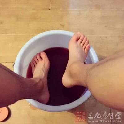 泡脚时出汗部位预示身体状况