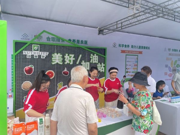 美好加油站为现场市民提供健康体验。安利供图 华龙网发