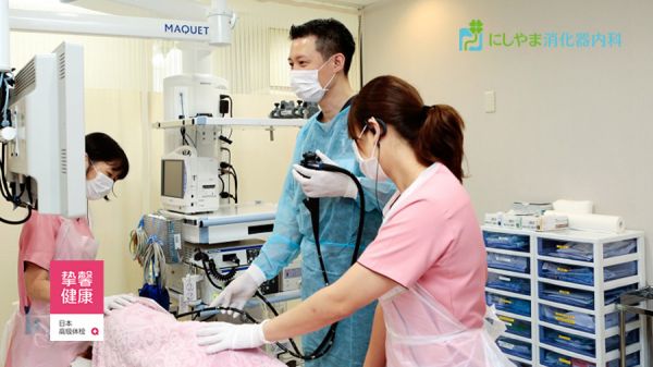 肠镜检查进行中，会有两名护士时刻关注病人情况