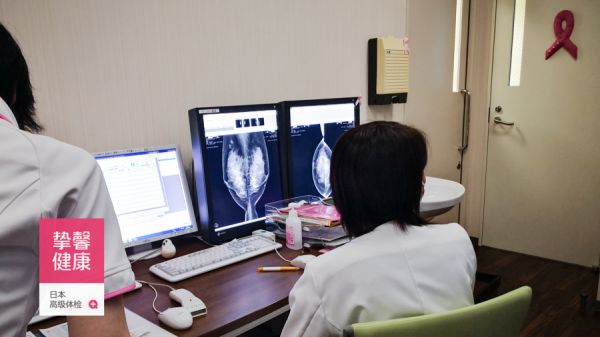 日本高級體檢醫(yī)生正在觀看用戶檢查影像