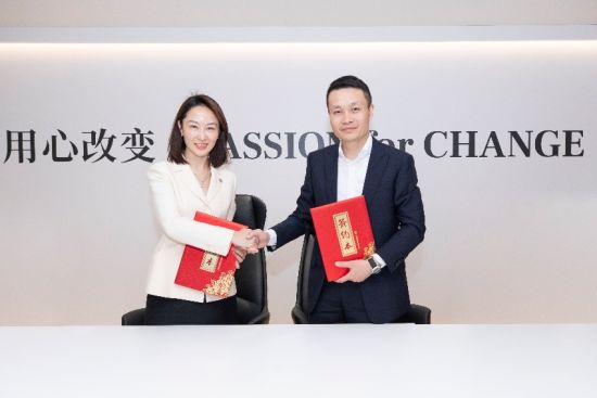 聯(lián)影高級(jí)副總裁、首席品牌官俞曄珩(左)與京東集團(tuán)SEC委員、京東健康CE0金恩林(右)簽署戰(zhàn)略協(xié)議