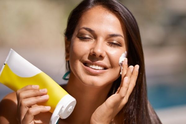 女人手上出现老年斑是什么原因 中年女人手背长斑的原因 女人手背长斑怎么回事