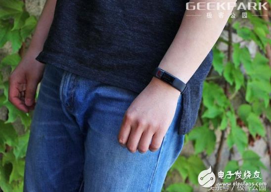 華米Amazfit米動(dòng)健康手環(huán)上手評測：會(huì)是豪華版的小米手環(huán)？
