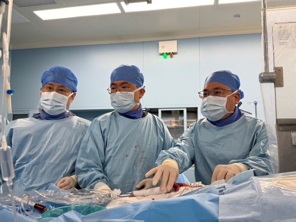 术中镜头。右:蔡军教授;左:王志坚主任医师;中:梁拓主治医师