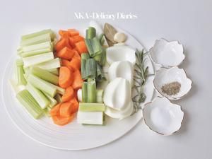 自制的健康天然调味品【蔬菜高汤】提鲜又营养的做法 步骤1
