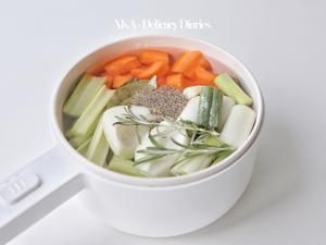 自制的健康天然调味品【蔬菜高汤】提鲜又营养的做法 步骤3