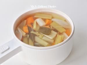 自制的健康天然调味品【蔬菜高汤】提鲜又营养的做法 步骤4