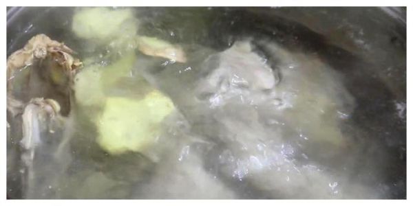 大廚都在用的高湯熬制方法，記住這三個訣竅，高湯鮮香營養(yǎng)無腥味