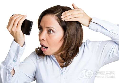 青年 女 手机 照镜子 头发 脱发 皮肤 惊慌 过敏_28206148_xxl