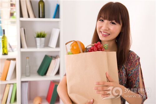 青年 女 購物 食物 蔬菜 水果 橙子 提子 葡萄 家居_16323494_xxl