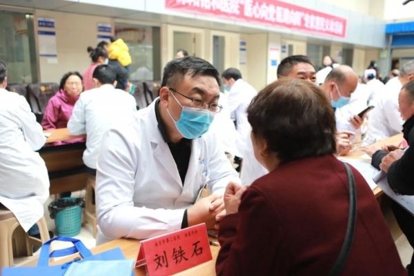  南京医疗精英领航，医心筑梦公益传承