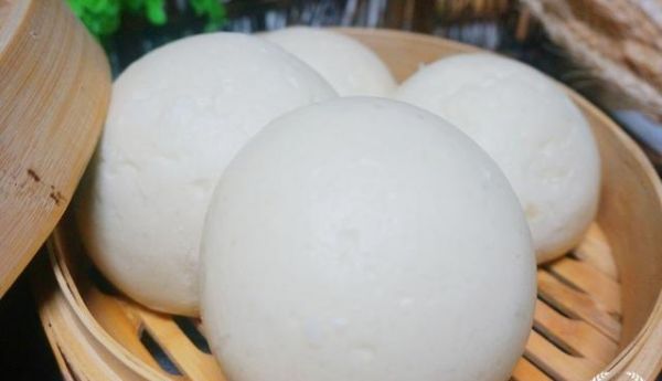 蓬松暄軟的大饅頭，做法簡(jiǎn)單，只需注意兩點(diǎn)，比面包好吃還健康