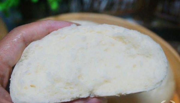 蓬松暄軟的大饅頭，做法簡(jiǎn)單，只需注意兩點(diǎn)，比面包好吃還健康