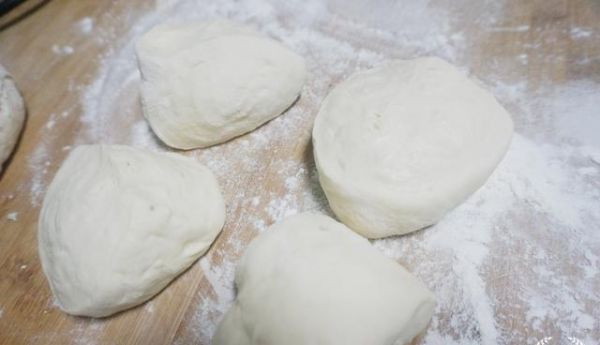 蓬松暄軟的大饅頭，做法簡(jiǎn)單，只需注意兩點(diǎn)，比面包好吃還健康