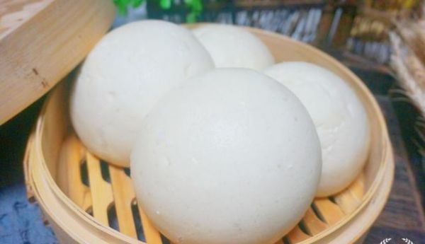 蓬松暄軟的大饅頭，做法簡(jiǎn)單，只需注意兩點(diǎn)，比面包好吃還健康